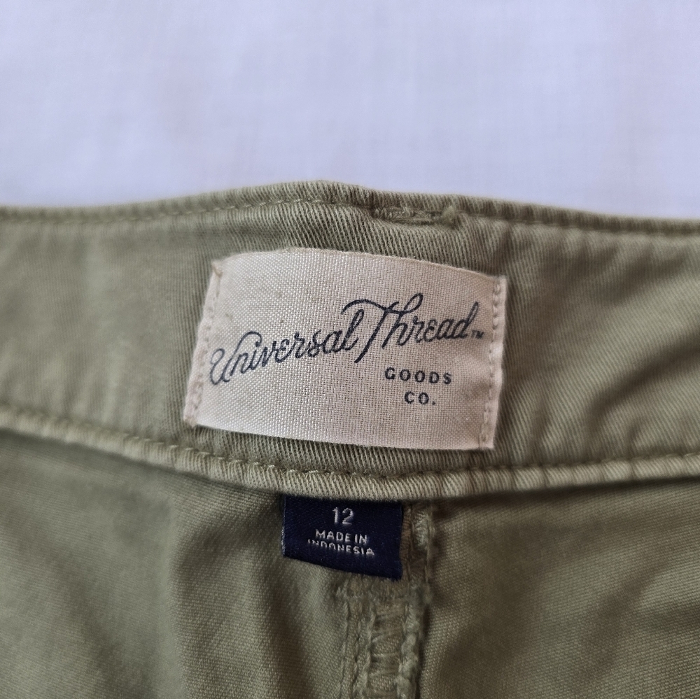 Universal Thread▪️Mid-Rise Straight Leg Relaxed Chino Pants in Olive Green - Picture 5 of 9